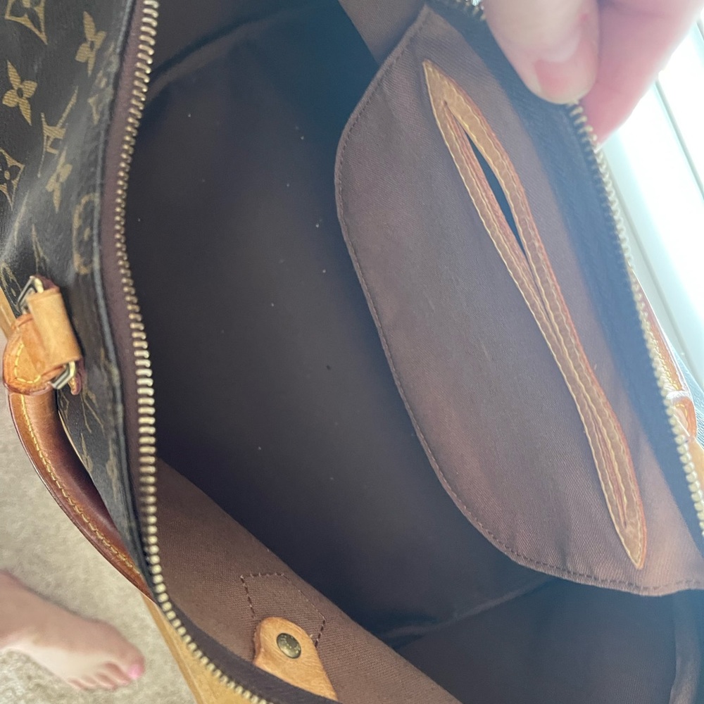 Great Bag! Inside is roomy with pocket.